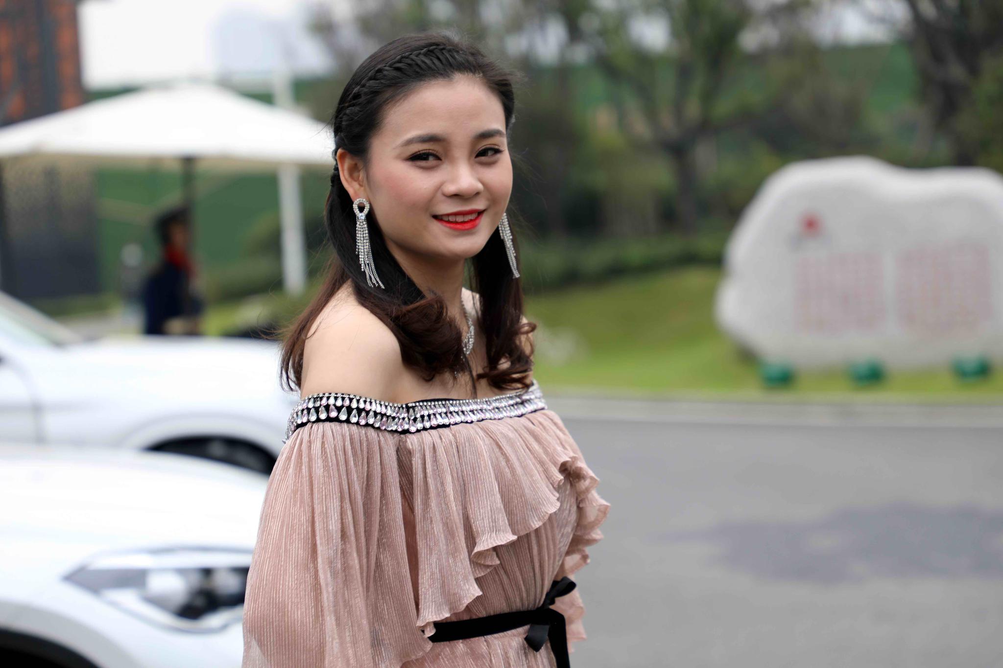 安徽芜湖冬天在室外穿着清凉当车模美女们这活不容易