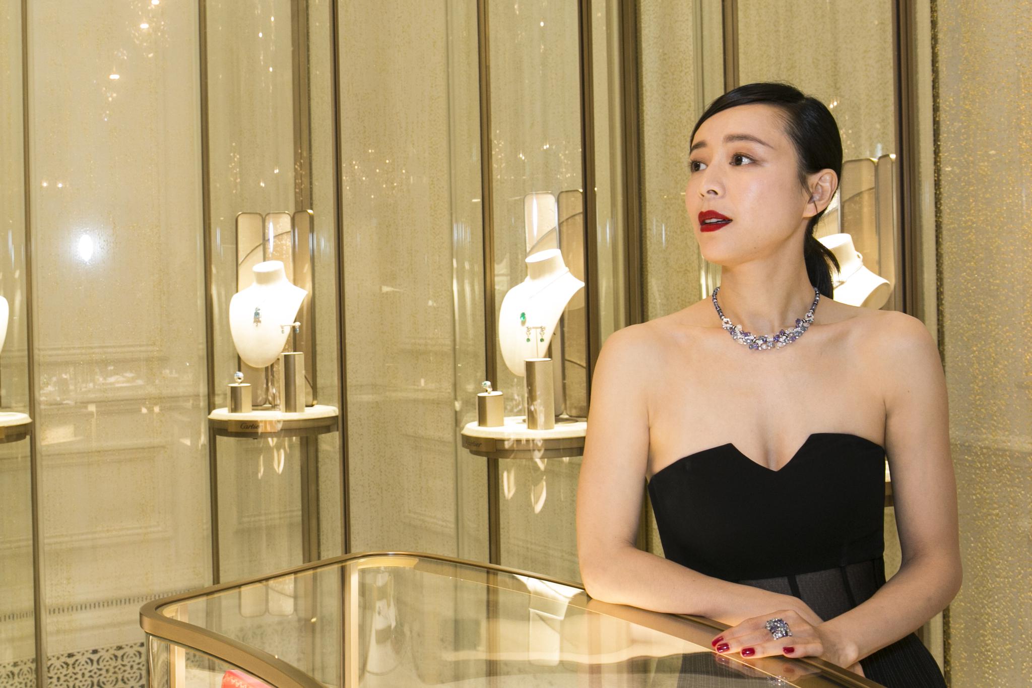 张静初现身伦敦 黑色抹胸连体衣尽显高挑身材