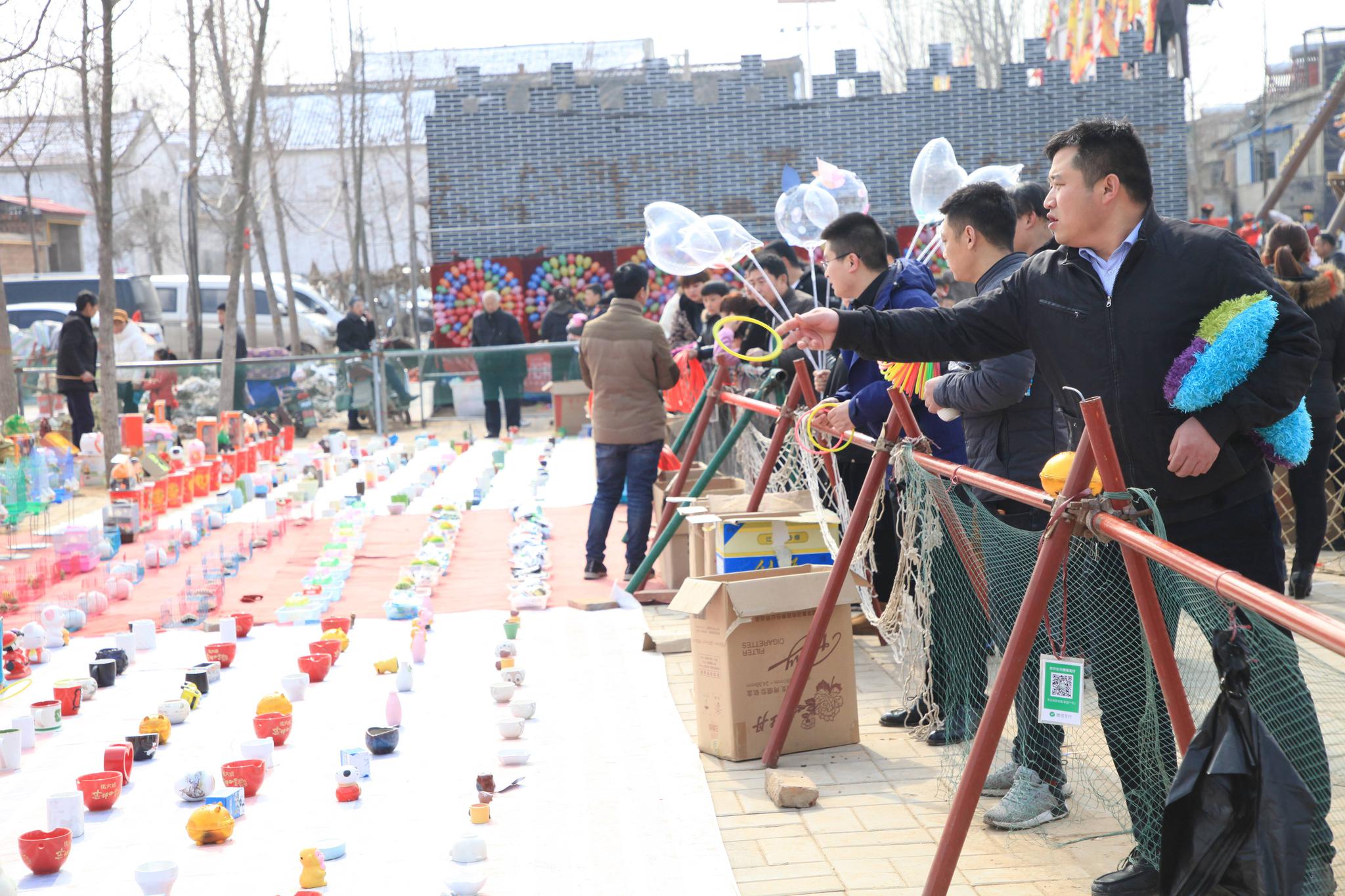 农村庙会游乐场10元不限时设备堪比迪士尼