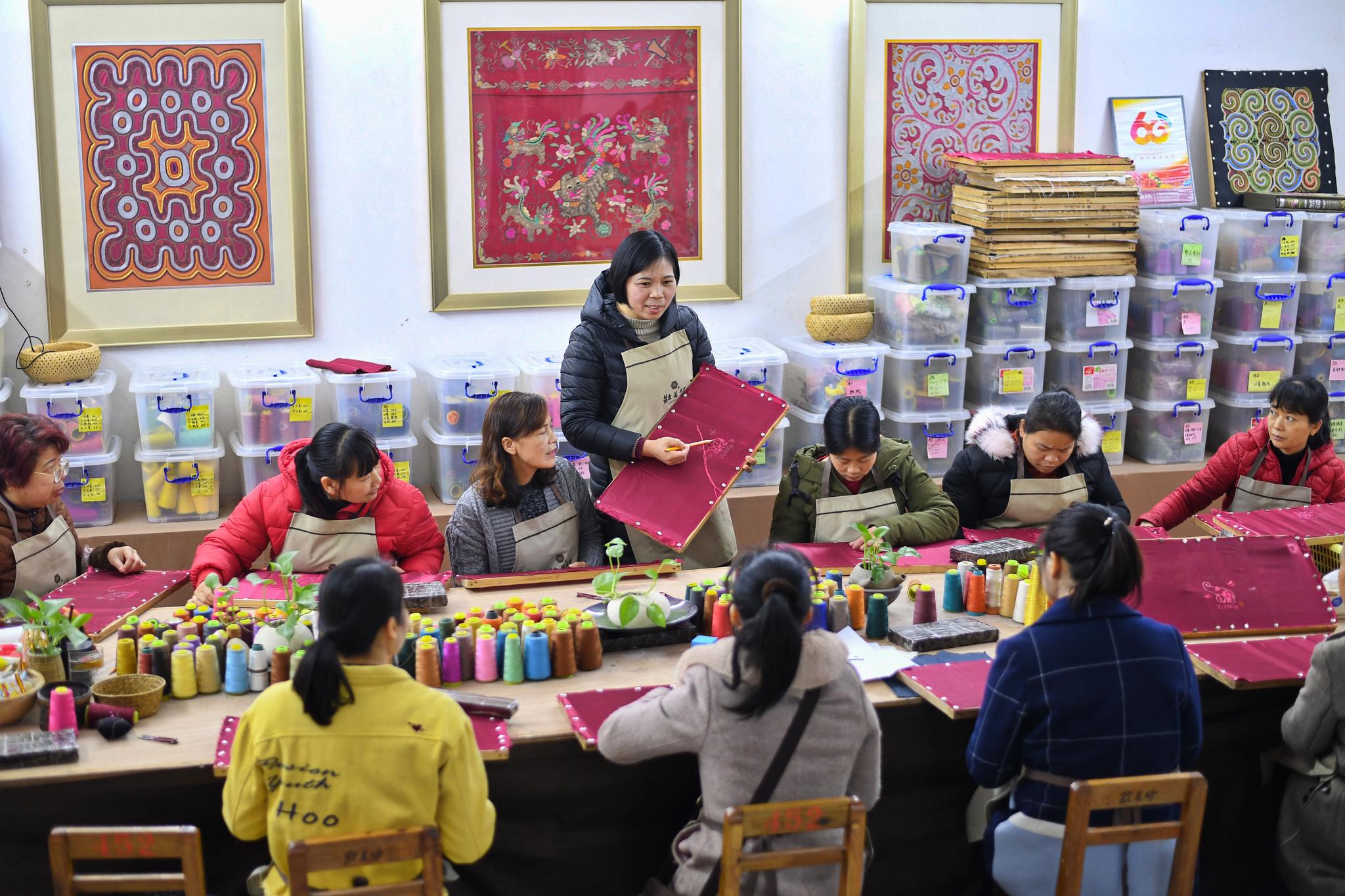广西绣娘带当地千名妇女刺绣,称手艺失传是愧对祖先|绣品|壮族_新浪新闻