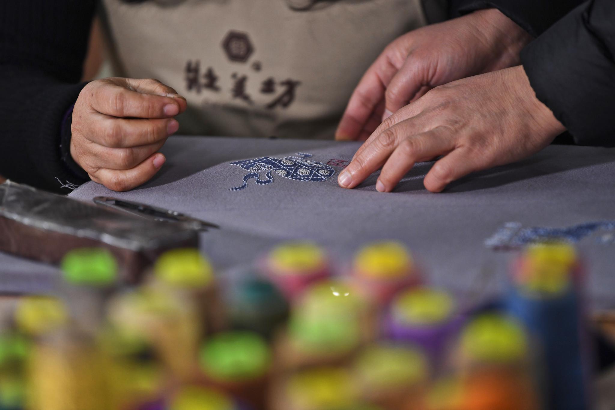 广西绣娘带当地千名妇女刺绣,称手艺失传是愧对祖先