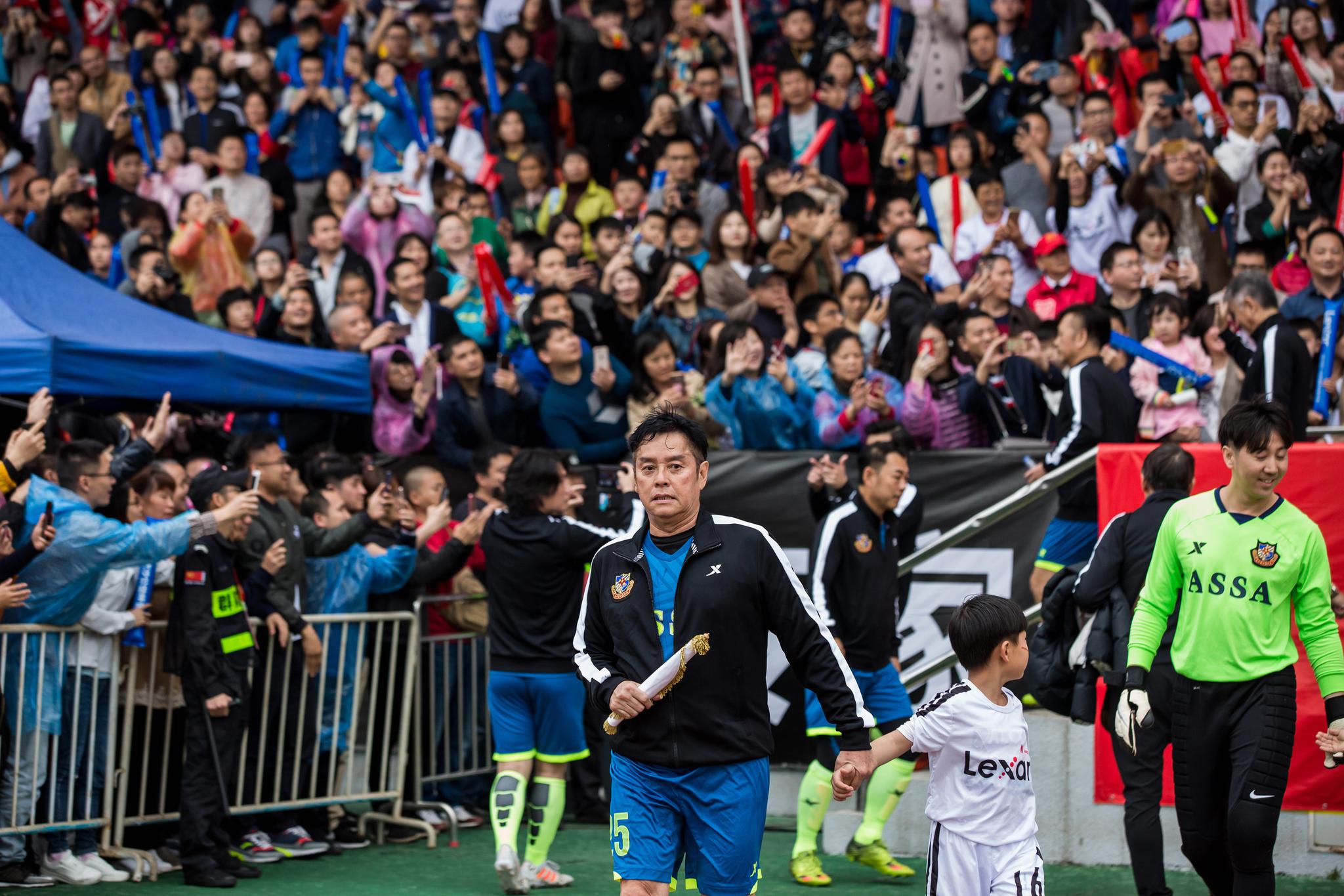 香港明星足球队深圳公益赛6:1大胜,谭咏麟获最佳球员奖.