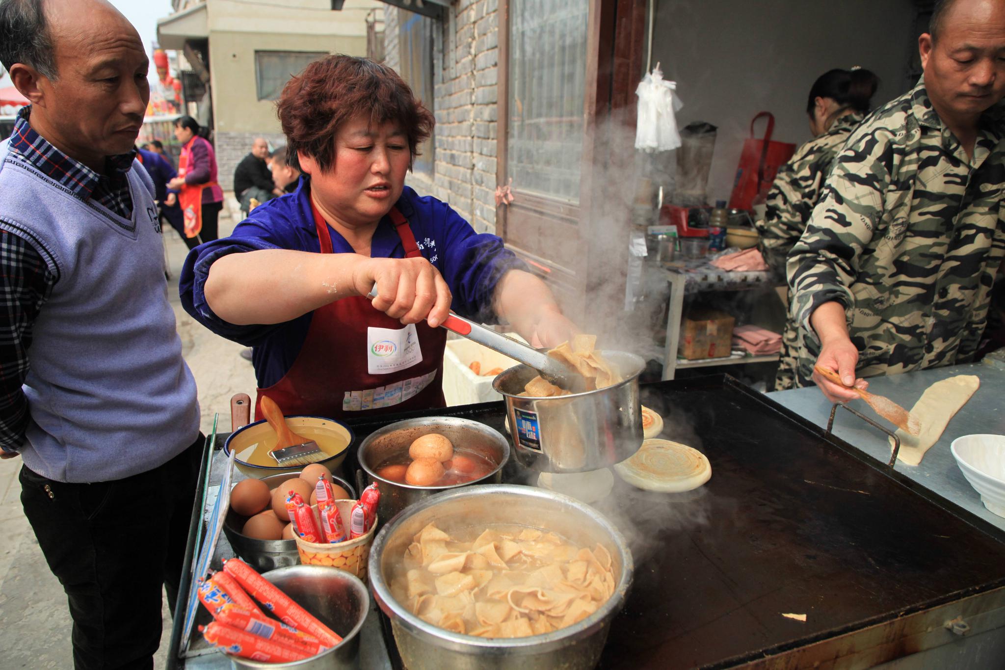 河南这种饼流传数百年一个重半斤，吃起来外焦里嫩香而不腻|火烧|滑县|牛_新浪新闻