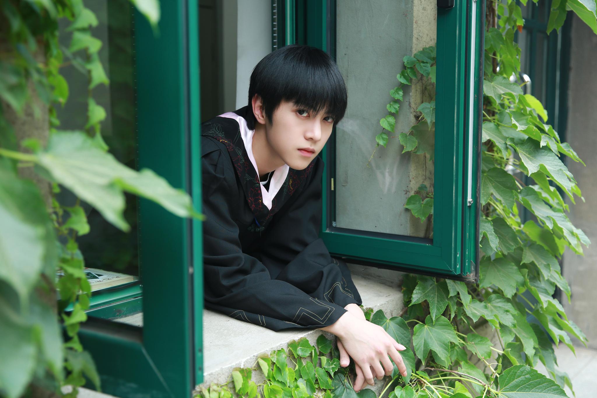 毕业典礼当天,陈翔宇身穿学士服,笑容温暖,一展青葱少年的满满活力与