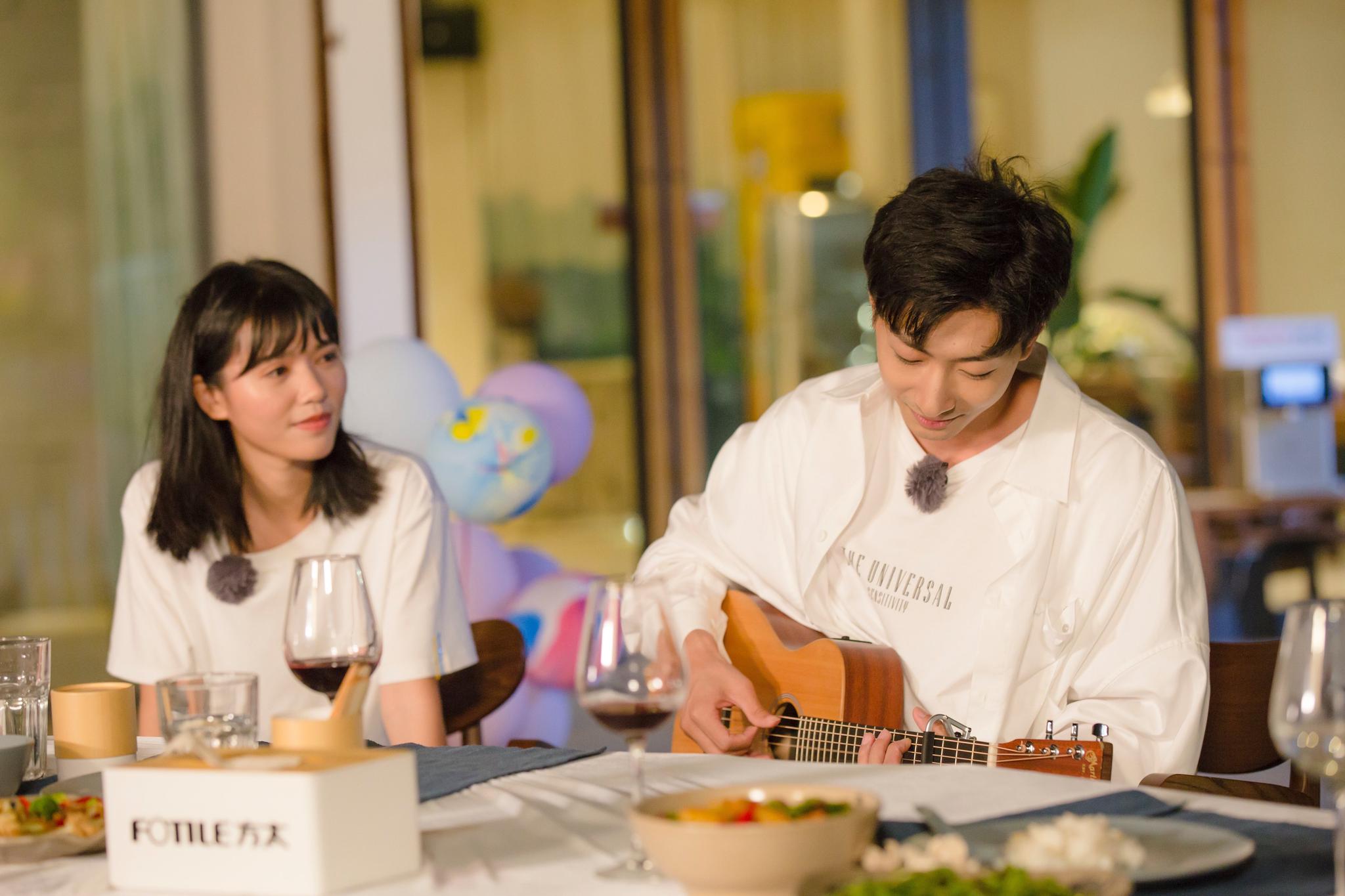 左立熊小玥综艺甜蜜首秀月历夫妇启程爱的旅行