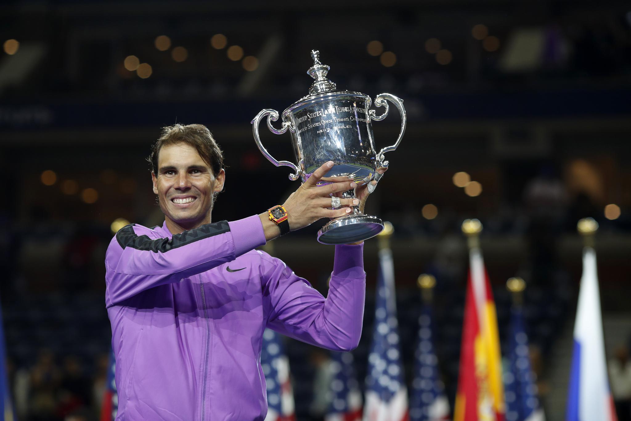 (1)网球——美网:纳达尔男单夺冠 9月8日,纳达尔在颁奖仪式上手捧奖杯