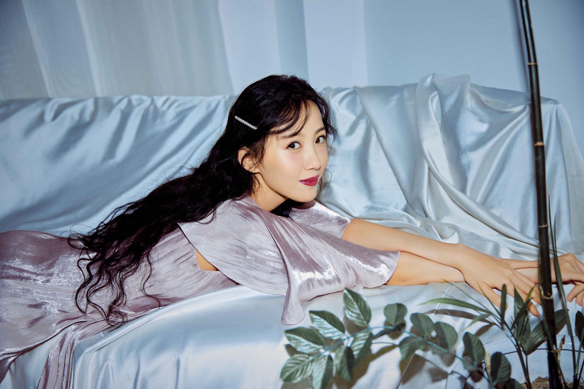 张墨锡生日写真曝光 流光复古慵懒浪漫