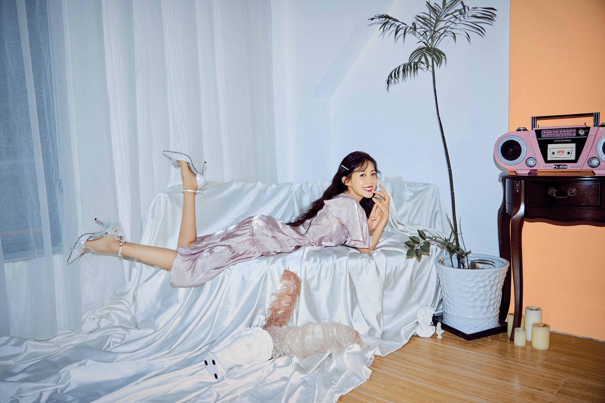 张墨锡生日写真曝光 流光复古慵懒浪漫