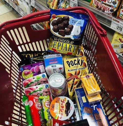 逛超市时,女孩子"看见就不想走"的零食,第4个男孩也无法拒绝