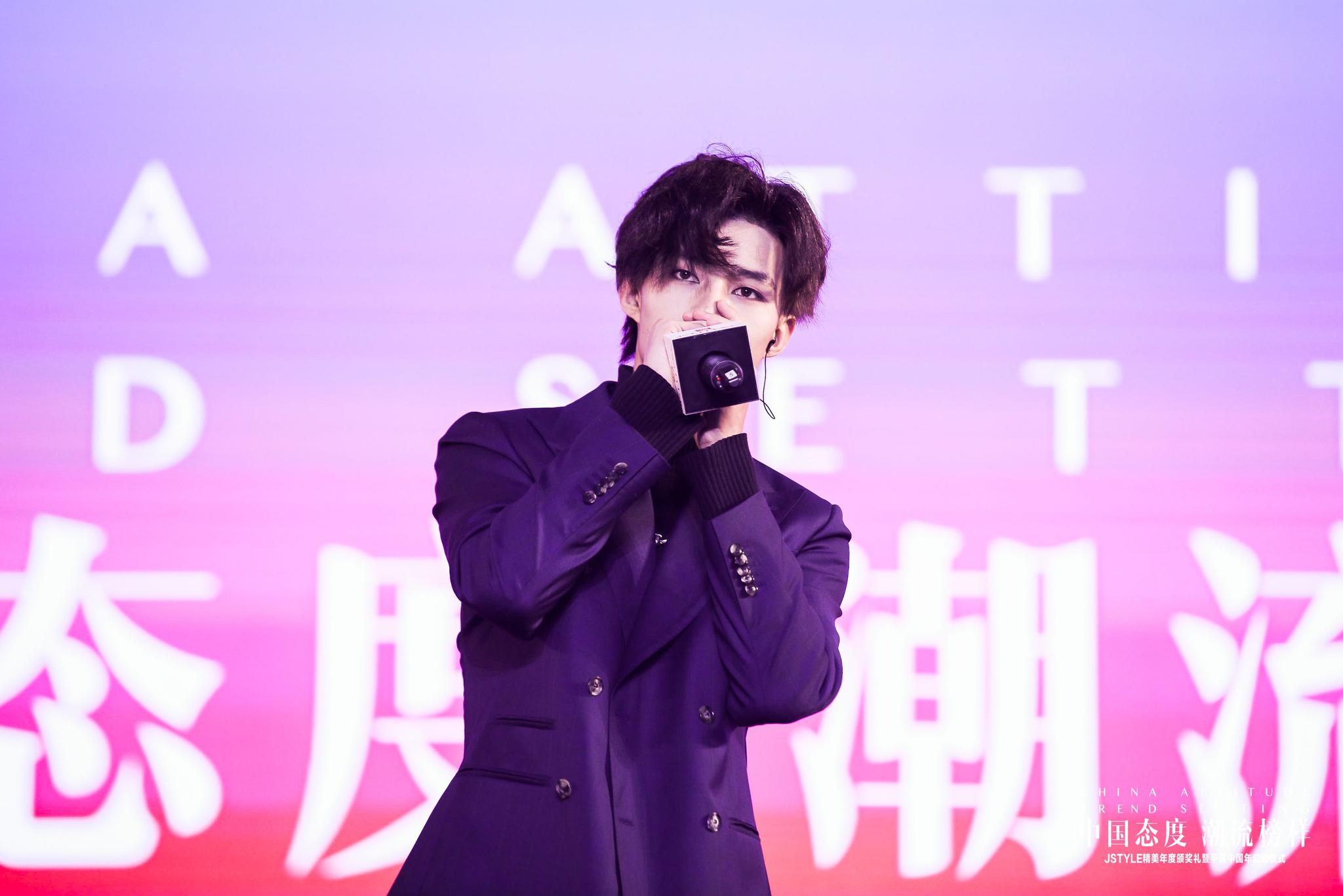 卢俊杰亮相精美年度颁奖礼 携新歌《带你去旅行》high现场