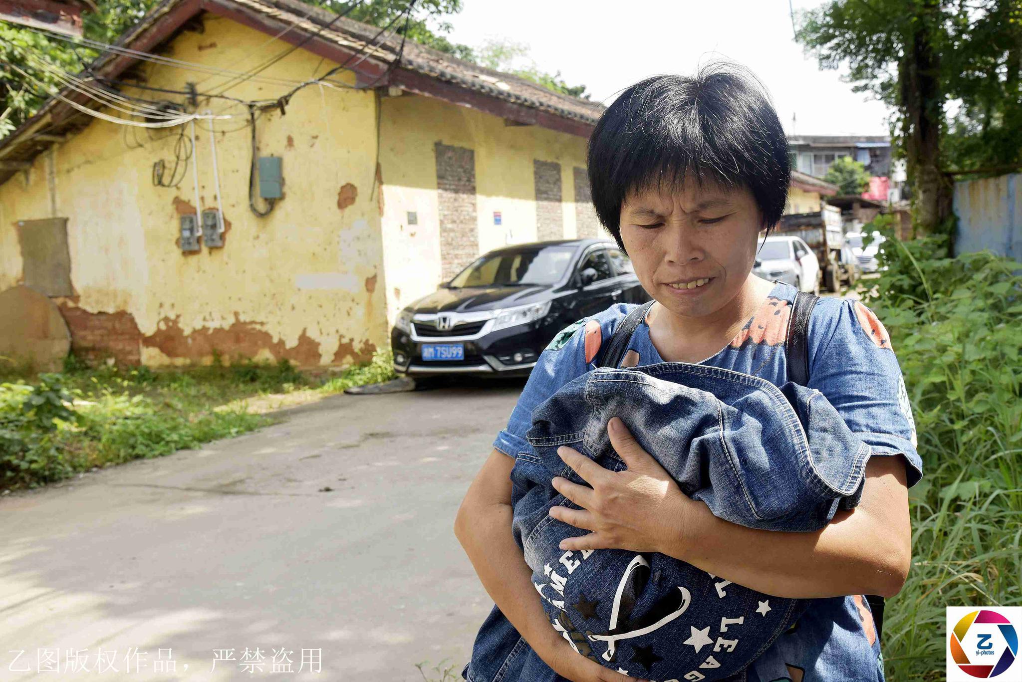 13岁智障少女意外怀孕,站着生产孩子摔成重伤,不知娃生父是谁