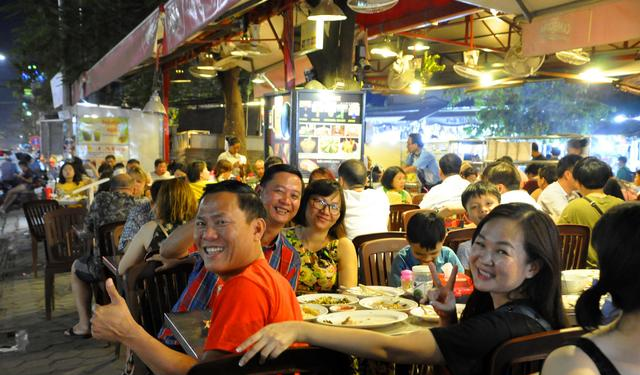 实拍暹粒夜市:吃喝玩乐都在此,越夜越精彩的的地方