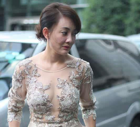 46岁牛莉身材简直绝了,与舞台形象判若两人,马甲线一览无遗