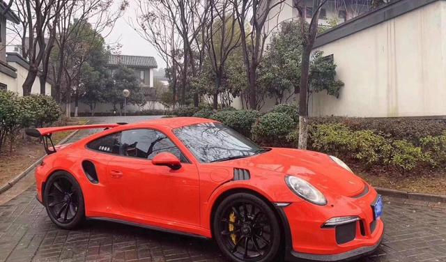 他是林臻东的原型，座驾是满配GT3 RS，只开了5千公里