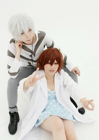 魔法禁书目录cos当麻不喜欢和修女拍照一脸生无可恋的表情