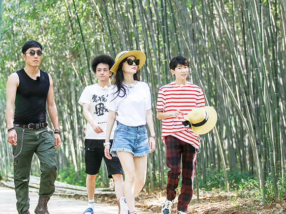 综艺《青春旅社》节目剧照,王源身穿条纹短袖帅气十足!