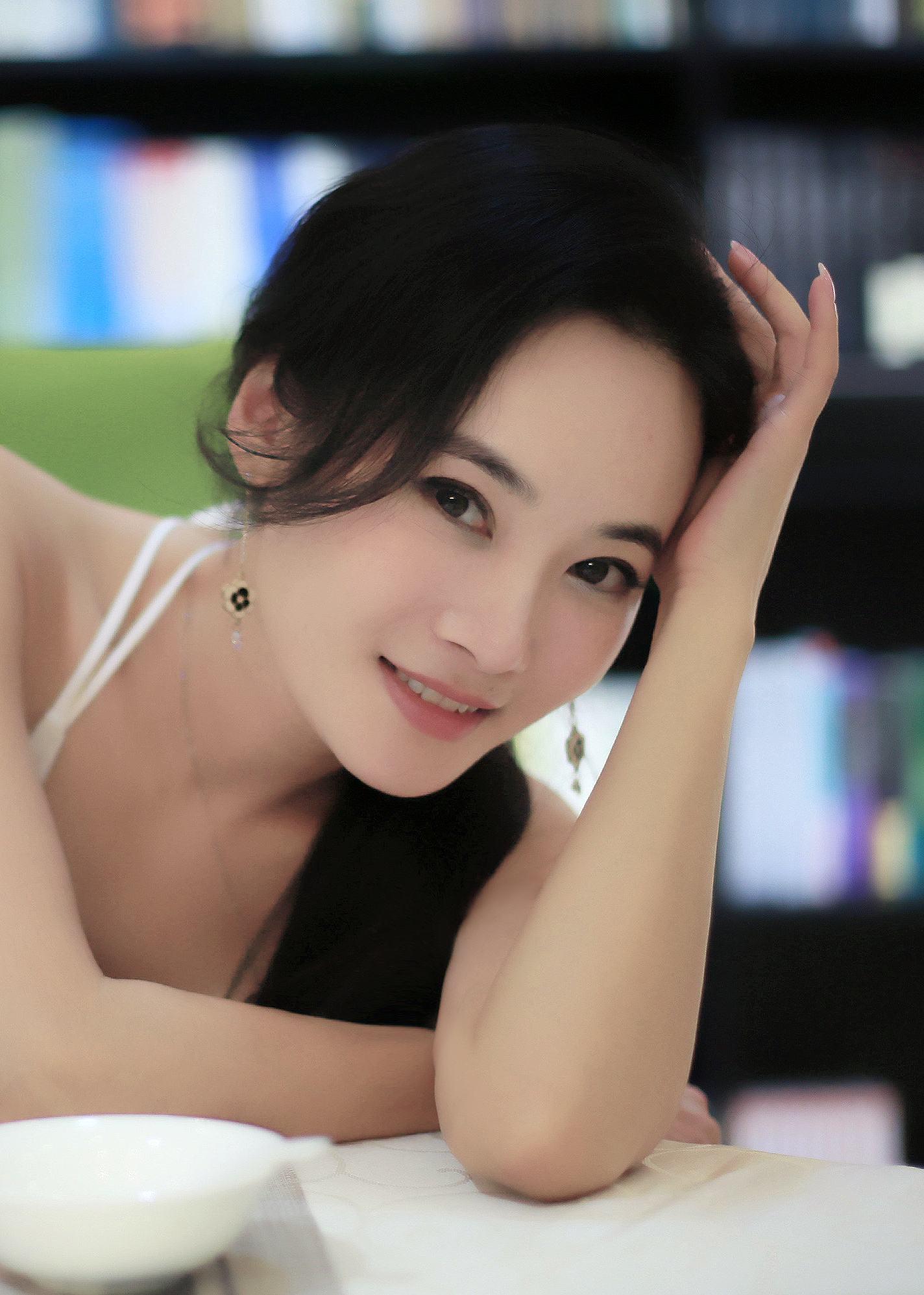 女演员吴海棠泼辣《灰猴》变温柔女人