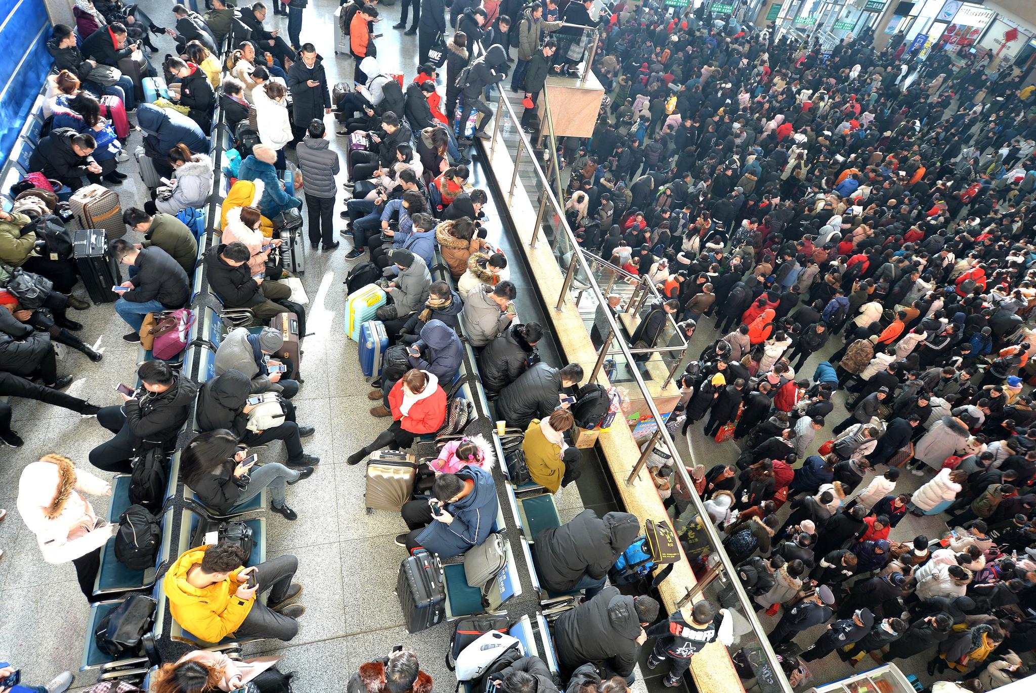 正月初六返程大军爆棚 客运站人山人海挪着走