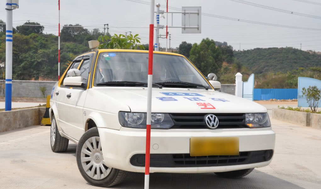 考驾照时,考试车和教练车有啥不同?老教练说出猫腻,难怪老挂科