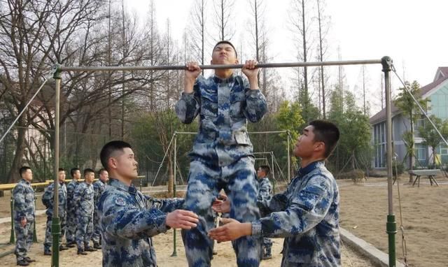 单杠训练,我还能再拉一个.