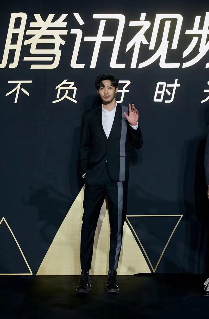 白翔献唱"星光大赏" 《荣耀的战场》再燃兄弟热血