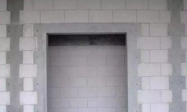 二次结构门窗洞抱框柱是否同构造柱必须留设马牙槎?