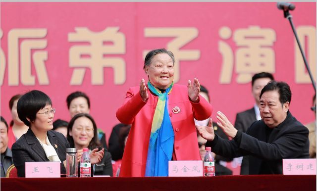 河南洛阳:97岁高龄豫剧大师马金凤携弟子演唱《穆桂英挂帅》