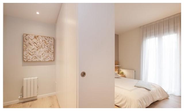 买下对门72㎡,打通合并成大平层给儿子当婚房,封入户门当儿童房