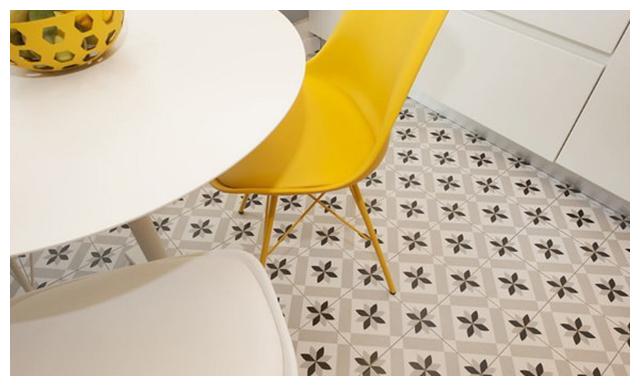 买下对门72㎡,打通合并成大平层给儿子当婚房,封入户门当儿童房