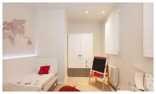 买下对门72㎡,打通合并成大平层给儿子当婚房,封入户门当儿童房