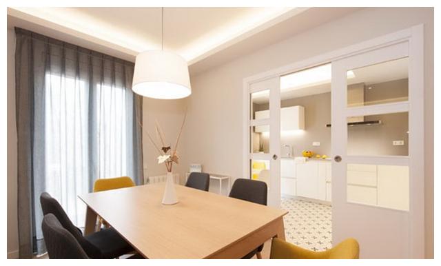 买下对门72㎡,打通合并成大平层给儿子当婚房,封入户门当儿童房