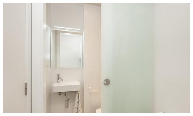 买下对门72㎡,打通合并成大平层给儿子当婚房,封入户门当儿童房