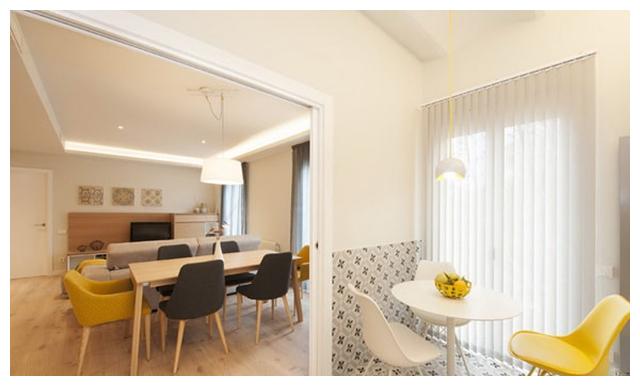 买下对门72㎡,打通合并成大平层给儿子当婚房,封入户门当儿童房