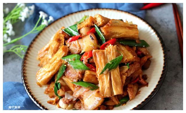 五花肉和腐竹一起烧,鲜香下饭,油而不腻,吃一次就上瘾一辈子