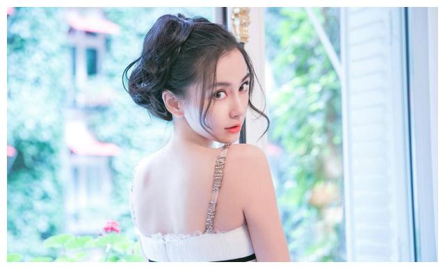 杨颖拎购物袋现身菜市场,被路人疯狂围观,她的颜值真在线