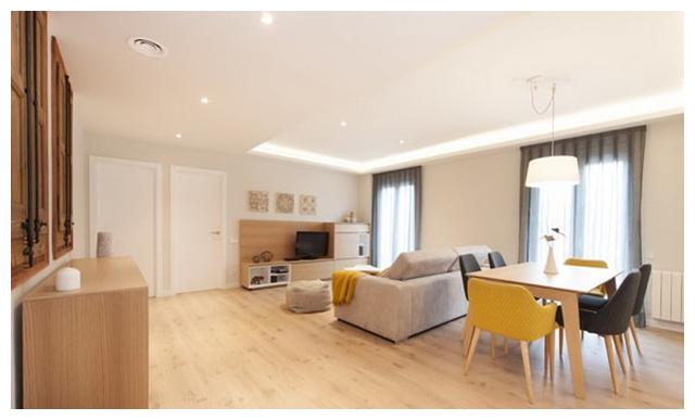 买下对门72㎡,打通合并成大平层给儿子当婚房,封入户门当儿童房