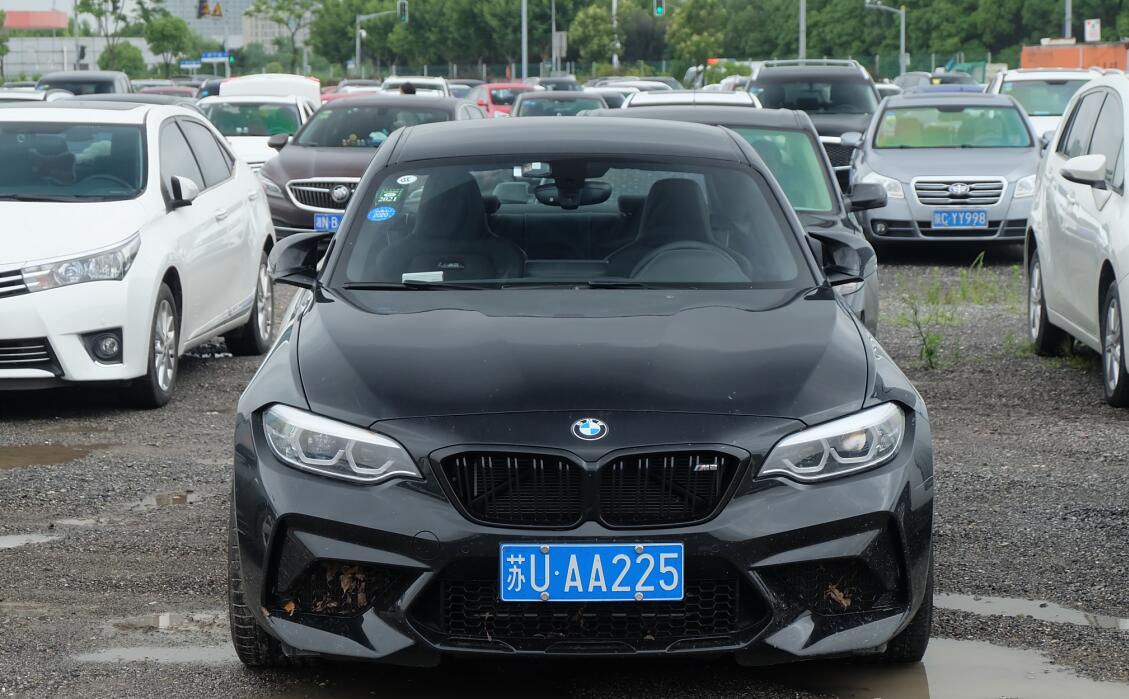上海某停车场实拍宝马m2雷霆版,少见的苏u车牌!