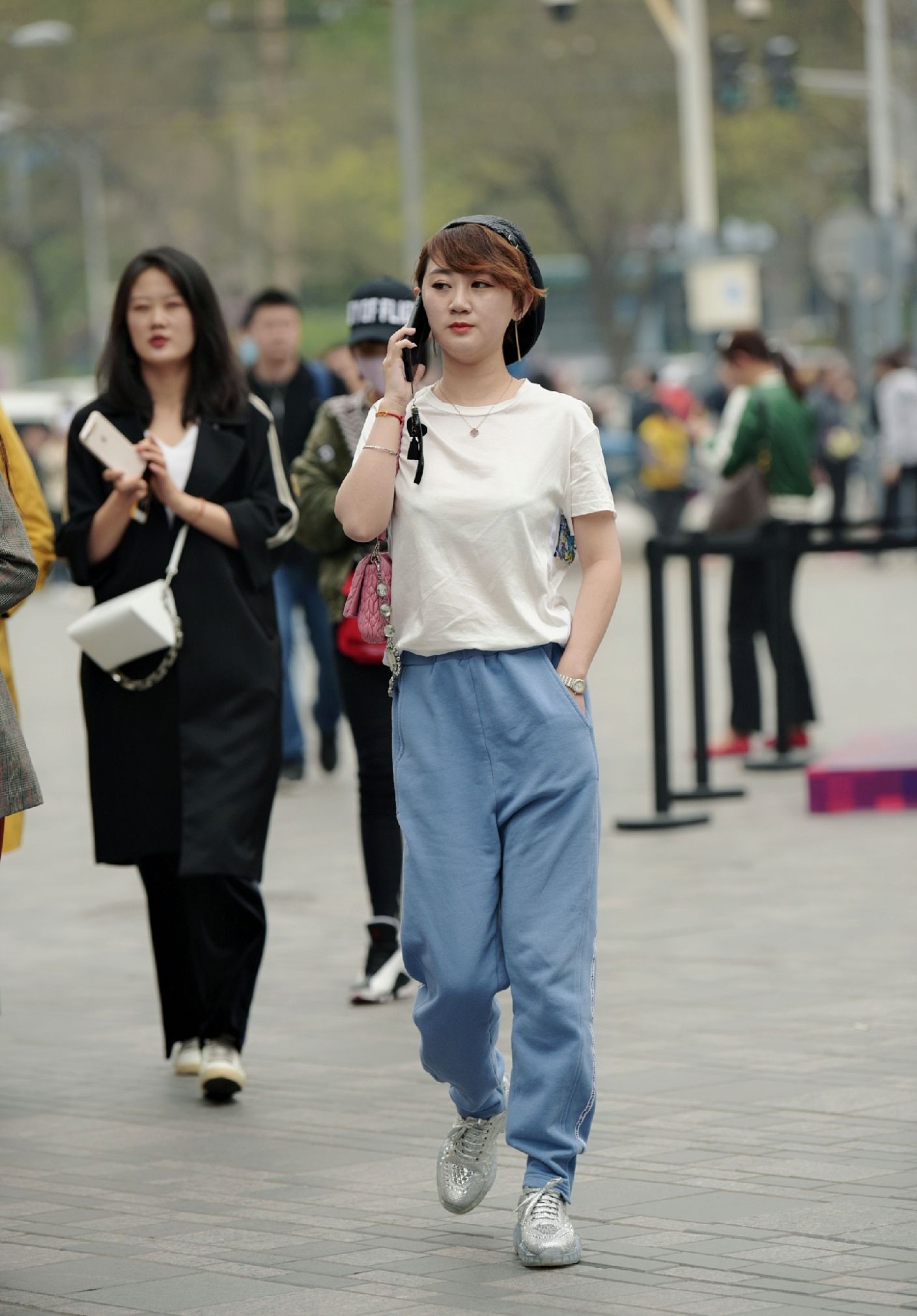 北京街拍来看一看春天的时尚街头姑娘们会选择怎样的衣装呢