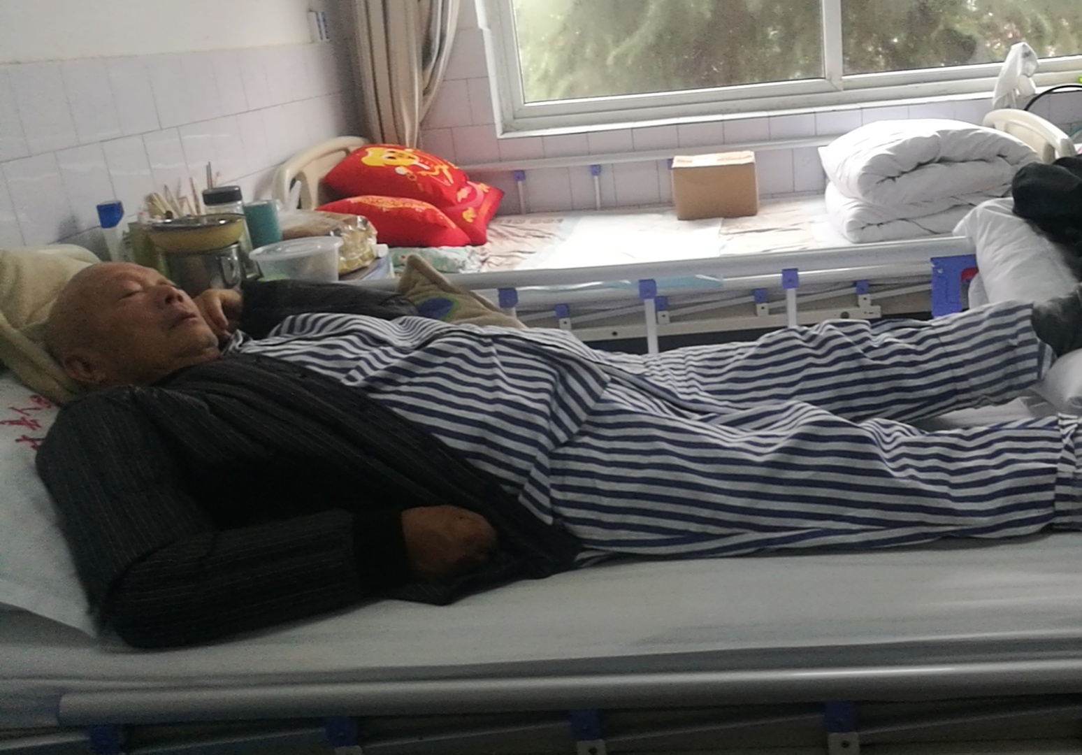 75岁儿子重病卧床喊娘,103岁母亲"被骗"无法探望,真相感人