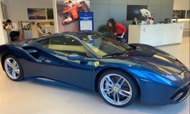 20岁网红喜提法拉利488,总价430万,网友:贫穷限制想象