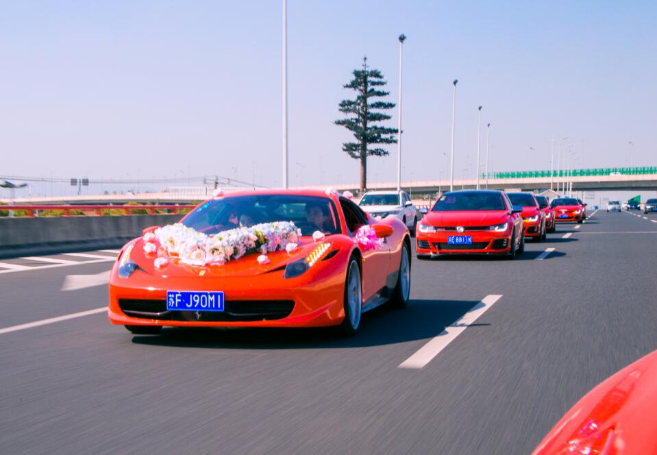苏州高架实拍法拉利婚车队!