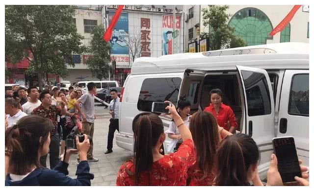 草帽姐亮相活动,百万豪车开道