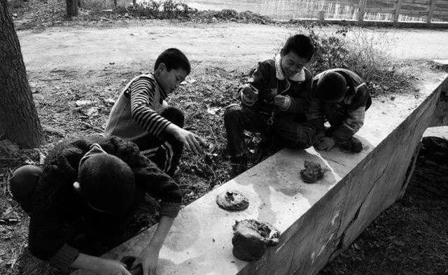 童年的记忆摔泥巴五台人小时候你玩过这个游戏嘛