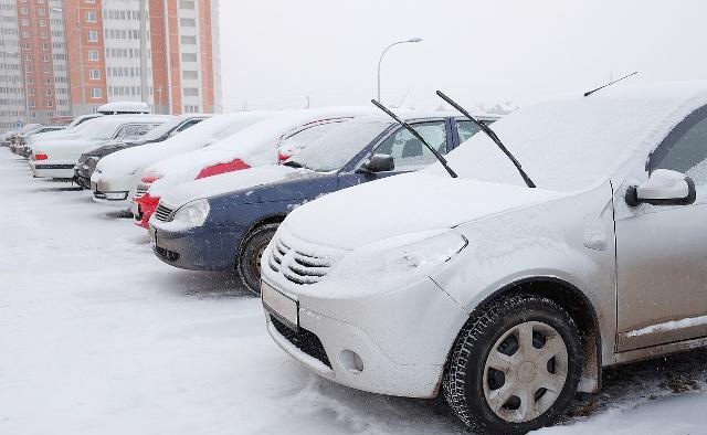 冬天汽车被大雪覆盖,除霜雪难上加难,一招破解除汽车风挡霜雪