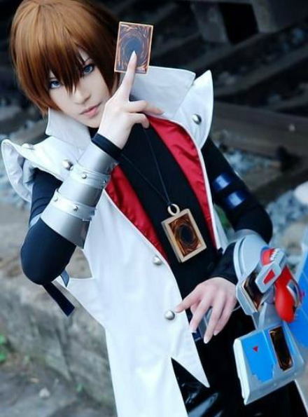 图为海马濑人,海马娱乐集团董事长,决斗虚拟影像系统的发明者,决斗