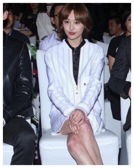 坐姿上看优雅王丽坤堪称教科书热巴很爷们赵丽颖的坐姿亮了