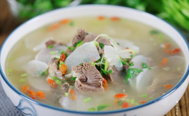 羊肉汤怎么炖好吃搭配白萝卜和枸杞汤清味美红白相间