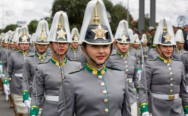 哥伦比亚女兵个个都很丰满,笑容十分灿烂能融化男人的心