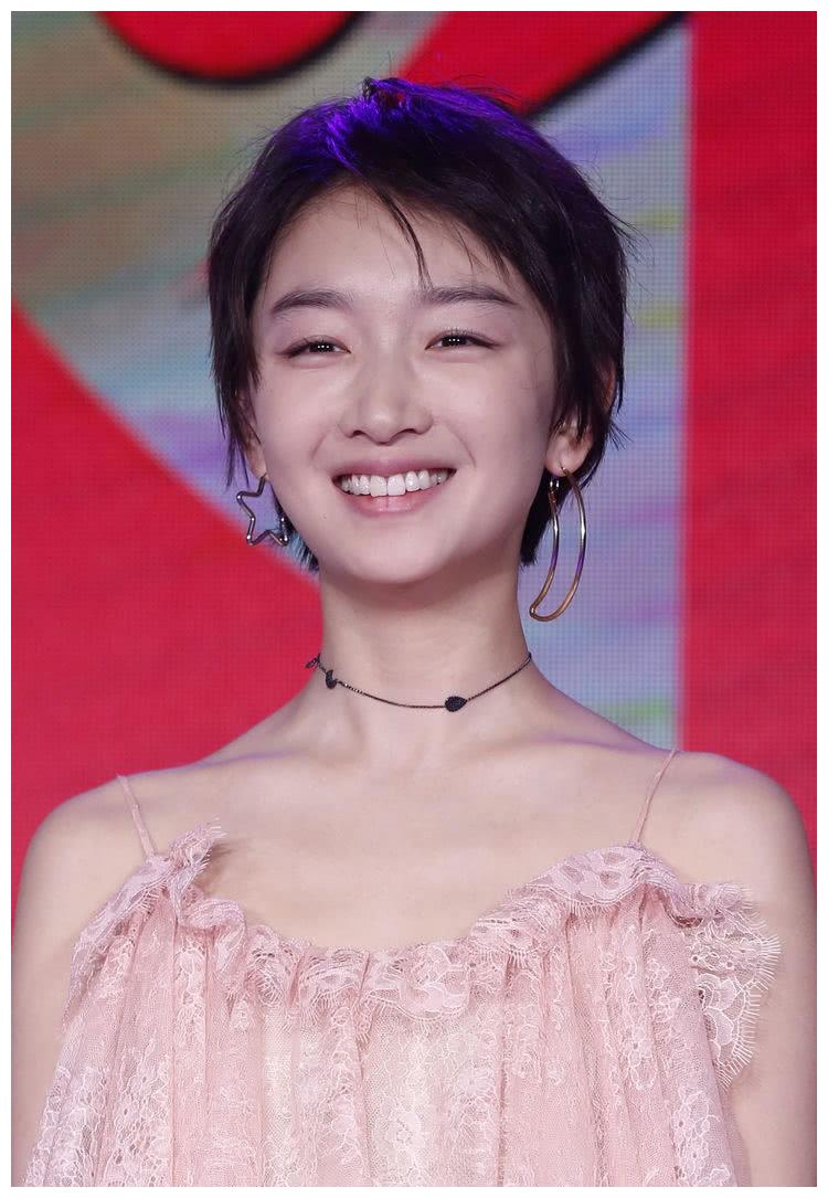 卖得了萌,耍得了帅,一副没心没肺的笑容很甜|笑容|周冬雨|巴利亚_新浪