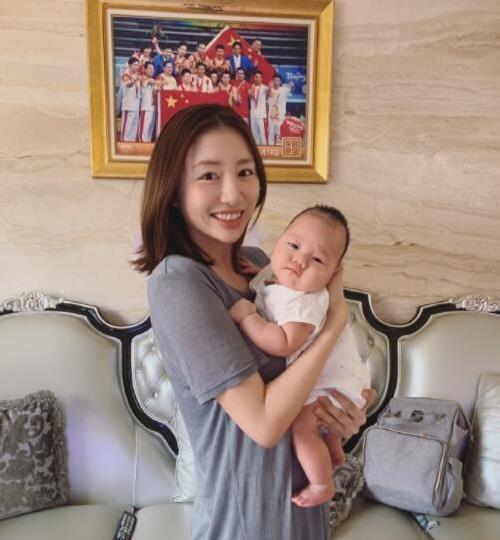 两体操奥运冠军外出工作不忘想娃,周捷直呼:定个娃娃亲
